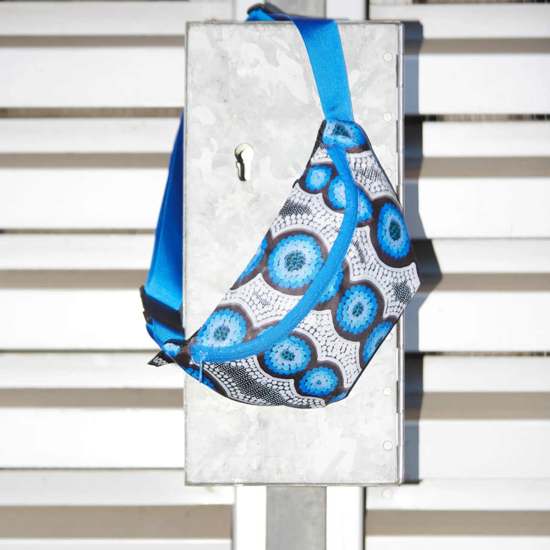 LOQI KIRSTEN NANGALA EGAN Water Dreaming Blue recycelte Bauchtasche Flash Sale